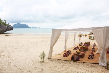 Tropikal plajda turistler için oturma konforu 