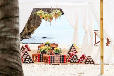 Tropikal plajda turistler için oturma konforu