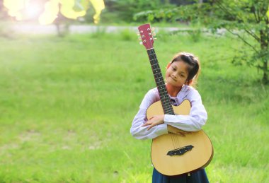 Asyalı okul kız çim gitar çalıyor , Öğrenci öğrenmek