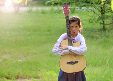 Asyalı okul kız çim gitar çalıyor , Öğrenci öğrenmek