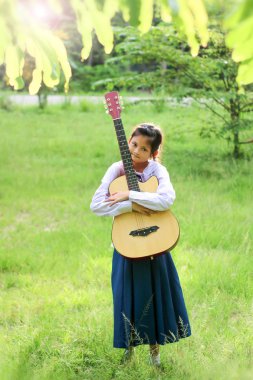 Asyalı okul kız çim gitar çalıyor , Öğrenci öğrenmek