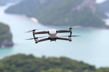 Gökyüzünde uçarken drone' lar, Okyanus ve ada arka planlar.