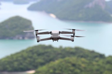 Gökyüzünde uçarken drone' lar, Okyanus ve ada arka planlar.