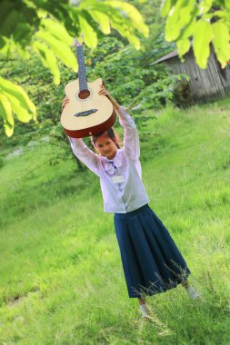 Asyalı okul kız çim gitar çalıyor , Öğrenci öğrenmek