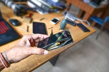 Cep telefonu şişmiş pil ve muhtemelen patlama.