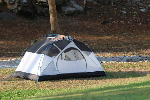 정원에 고정 된 야외 캠핑 텐트. — 스톡 사진