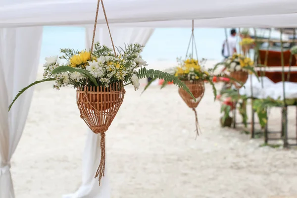 Hanging flower vase decorated at the beach — Stock Photo, Image