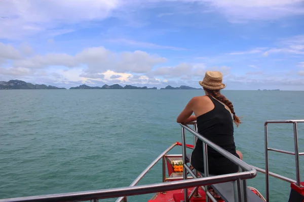 Turistas menina estão desfrutando no barco de turismo no mar — Fotografia de Stock