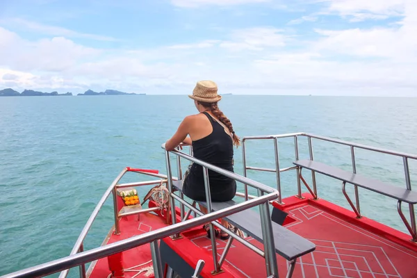 Turistas menina estão desfrutando no barco de turismo no mar — Fotografia de Stock