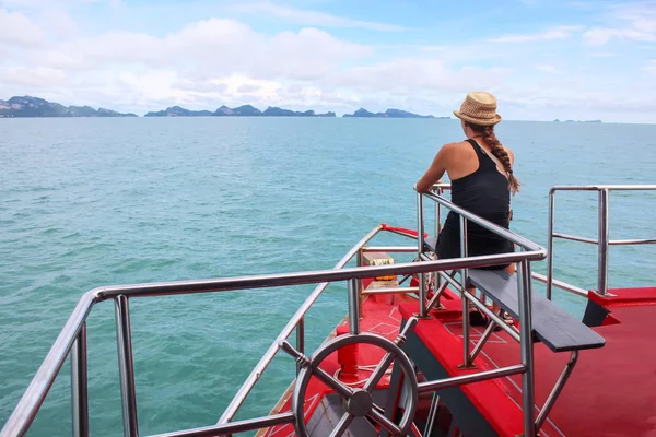 Turisták lány élvezi a túra csónak a tengerben — Stock Fotó