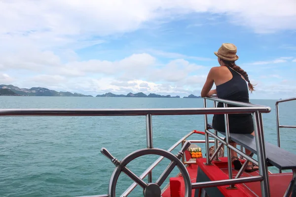 Turistas menina estão desfrutando no barco de turismo no mar — Fotografia de Stock