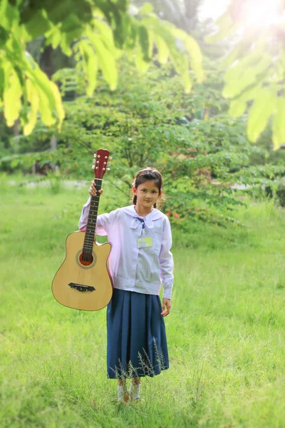 Asyalı okul kız çim gitar çalıyor , Öğrenci öğrenmek