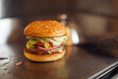 Taze sıcak hamburger ızgara üzerinde yapılmıştır.