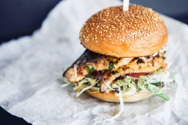 Siyah arka plan üzerine parşömen kağıdı üzerinde Fishburger