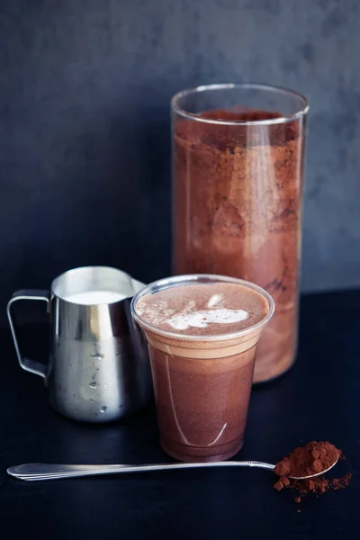 Ингредиенты для шоколадного напитка какао в пластиковой чашке — стоковое фото