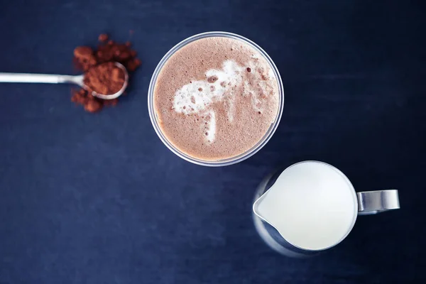 Ингредиенты для шоколадного напитка какао в пластиковой чашке — стоковое фото