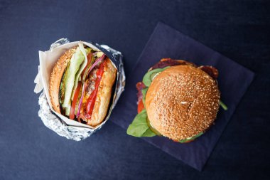 Siyah arka plan üzerine iki fastfood Burger