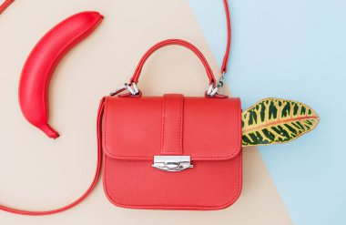 Kırmızı çanta ışık mavi zemin üzerine kırmızı muz ile