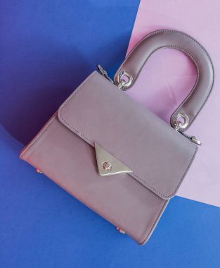 Mavi arka plan üzerinde moda gri çanta