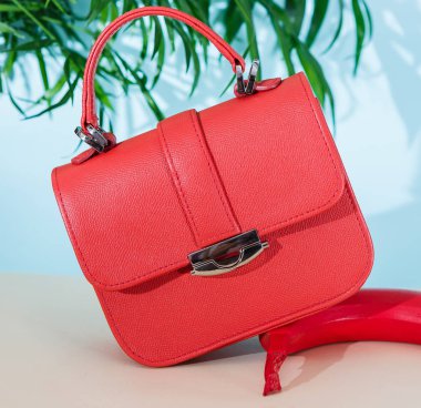 Hafif mavi zemin üzerine kırmızı çanta