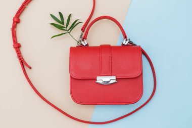 Hafif mavi ve sarı zemin üzerine kırmızı moda çanta