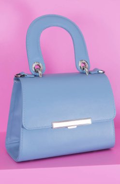 Pembe arka plan üzerinde mavi çanta