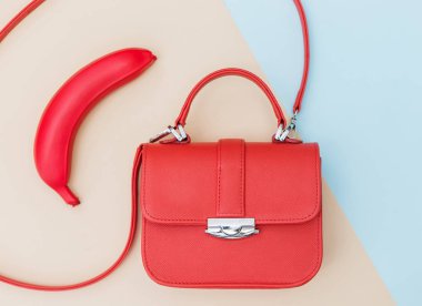 Kırmızı çanta ışık mavi zemin üzerine kırmızı muz ile