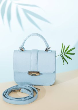 Hafif mavi moda çanta ile terk