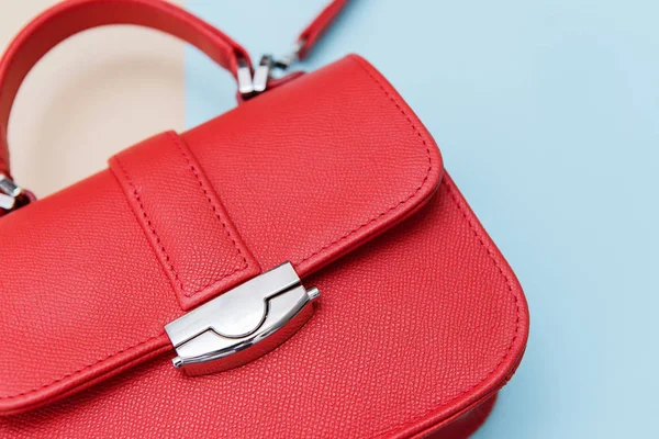 Hafif mavi zemin üzerine kırmızı çanta