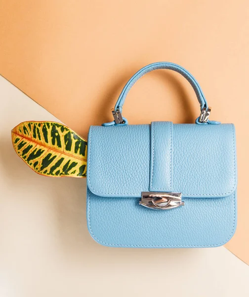 Mavi moda çanta ile izin