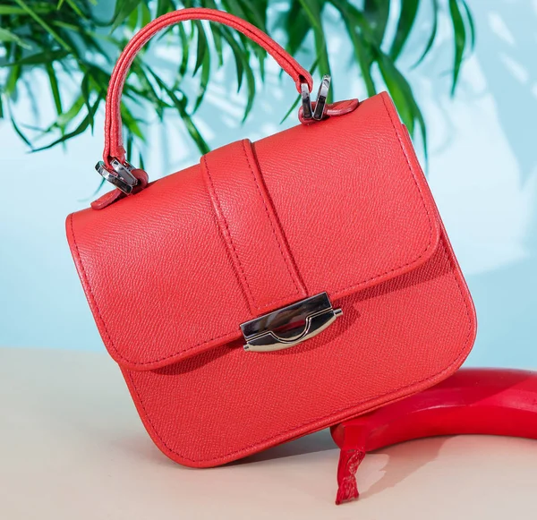 Hafif mavi zemin üzerine kırmızı çanta