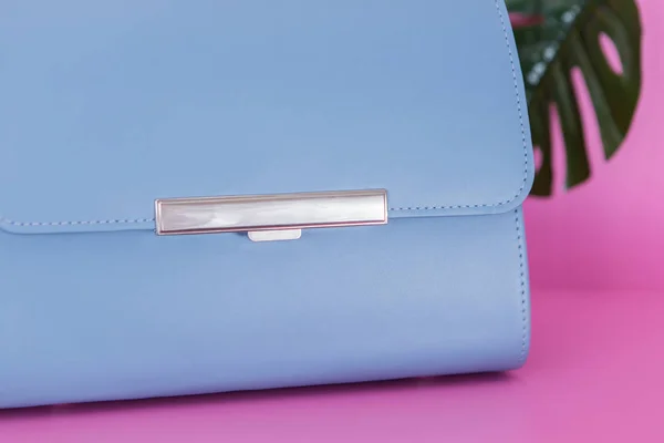 ピンク色の背景に青色の袋 — ストック写真