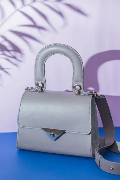 Mode grijze tas op donker blauwe achtergrond — Stockfoto