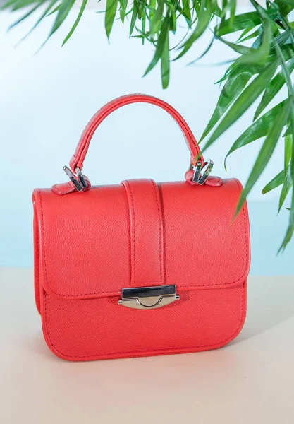 Hafif mavi zemin üzerine kırmızı çanta