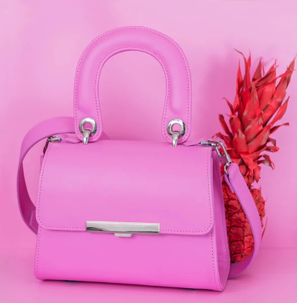 Roze fashion tas op de roze achtergrond — Stockfoto