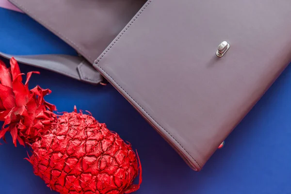 빨간 파인애플 회색 패션 가방 — 스톡 사진