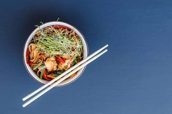 Talerz makaronu chiken wok — Zdjęcie stockowe