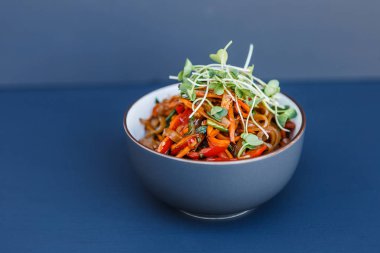 Bir tabak wok vejetaryen noodles ile