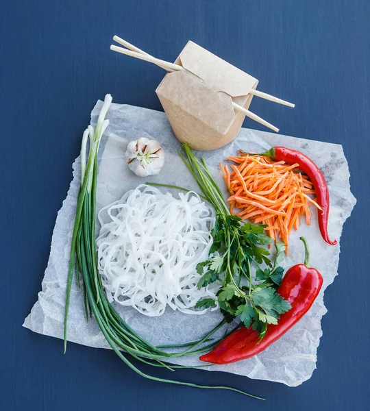 Ingredientes para macarrão vegetariano wok — Fotografia de Stock