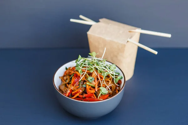 A lemez és a doboz wok vegetáriánus galuskával — Stock Fotó
