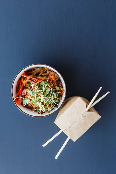 A lemez és a doboz wok vegetáriánus galuskával — Stock Fotó