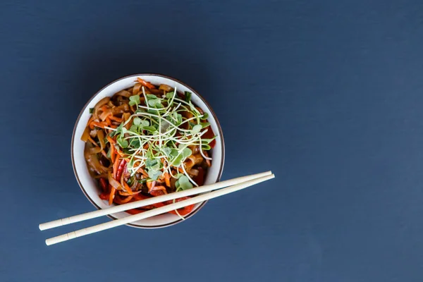 Um prato com macarrão vegetariano wok — Fotografia de Stock