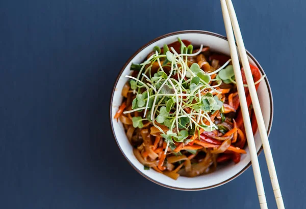 Um prato com macarrão vegetariano wok — Fotografia de Stock