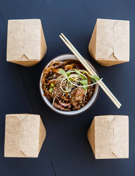 Macarrão de carne Wok com caixas de entrega — Fotografia de Stock