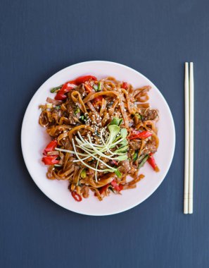 Bir tabak ofwok sığır şehriye