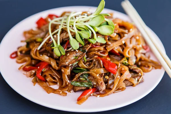 Bir tabak ofwok sığır şehriye