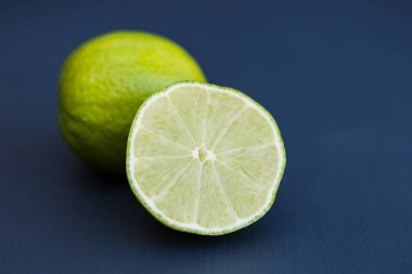 Kireç koyu arka plan üzerine dilimlenmiş