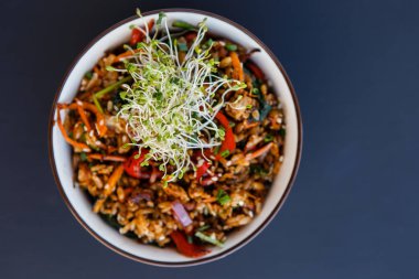 Wok sebze pirinç levha