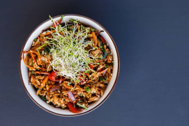 Wok sebze pirinç levha