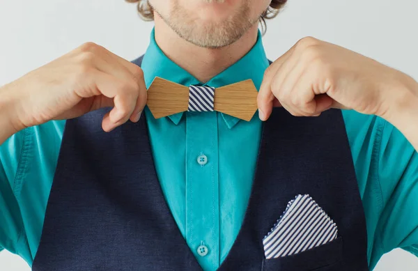 Hombre en una corbata de madera —  Fotos de Stock